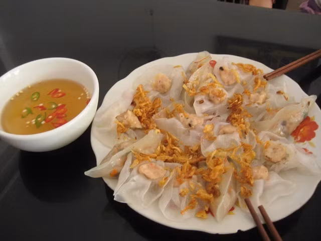 Bánh vạc là một món ăn đặc trưng Hội An (Quảng Nam). Do có hình dáng nhỏ nhỏ, xinh xinh và có màu trắng trông như những đoá hoa hồng nên bánh vạc còn có tên gọi là White Rose (hoa hồng trắng). Đây là món ăn khá phổ biến trong thực đơn của các nhà hàng, quán ăn ở Hội An.