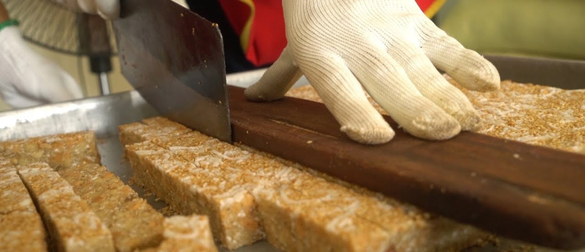 Bánh cáy hấp dẫn mọi người với khối bánh màu trắng ngà, lấm tấm hạt vàng. Khi ăn có vị ngọt của đường, cay nhẹ của gừng, béo bùi của nếp, dẻo thơm của cốm non.