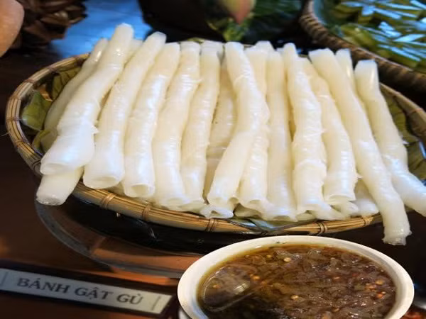 Bánh gật gù (Quảng Ninh): Món bánh có cái tên thú vị này được làm từ bột gạo xứ Tiên Yên, tráng trên lớp lưới mỏng để hấp cách thuỷ và sau đó cuộn tròn lại. Miếng bánh dẻo quẹo, ăn ngon nhất khi còn nóng và chấm cùng nước mắm chưng cùng mỡ gà, hành phi, ớt tạo nên hương vị độc đáo.