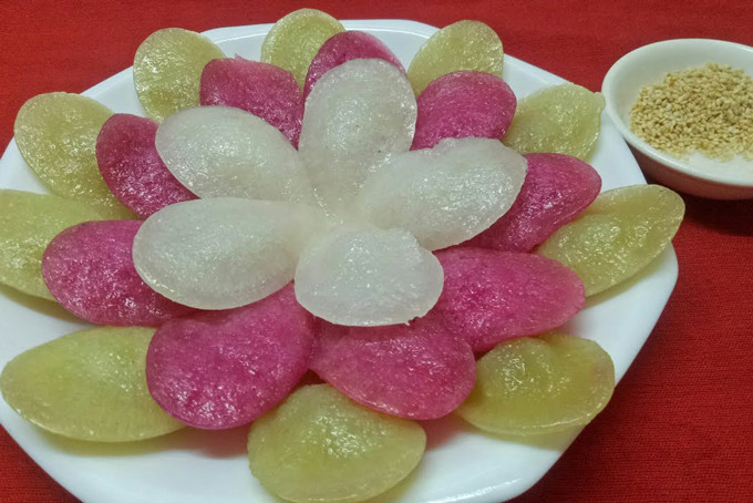 Bánh bò rễ tre có nhiều ở vùng Tân Châu, An Giang. Bánh có vị béo của nước cốt dừa, ngọt thanh của đường thốt nốt và vị nồng của bột lên men. Bánh bò rễ tre thường có màu vàng mật ong trông rất đẹp mắt.