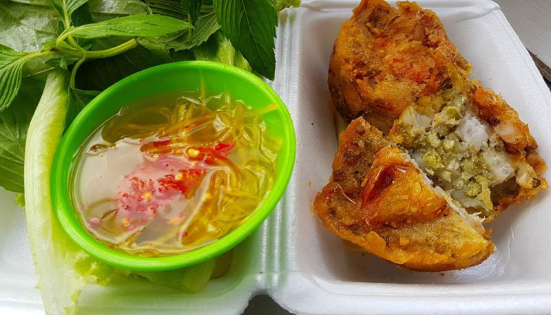 Hương vị đặc trưng đầy nét cuốn hút của bánh cóng làm bất cứ ai cũng phải mê mẩn: béo mỡ, bùi đậu xanh, đậu nành, ngọt tôm, thơm thịt, đậm đà gia vị lại còn man mát cay cay hăng hăng các loại rau. Ảnh: Internet. Mời độc giả theo dõi video "Chế biến món ngon từ nấm đông cô". Nguồn: VTC.