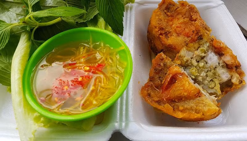 Hương vị đặc trưng đầy nét cuốn hút của bánh cóng làm bất cứ ai cũng phải mê mẩn: béo mỡ, bùi đậu xanh, đậu nành, ngọt tôm, thơm thịt, đậm đà gia vị lại còn man mát cay cay hăng hăng các loại rau. Ảnh: Internet. Mời độc giả theo dõi video "Chế biến món ngon từ nấm đông cô". Nguồn: VTC.