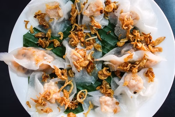 Nguyên liệu chính để làm bánh vạc là tinh bột gạo. Nhân bánh chủ yếu làm từ tôm tươi, hay thịt xay nhuyễn trộn với tiêu, hành, nấm mèo, muối, nước mắm. Bột lấy lượng vừa khéo, cán mỏng, rồi cho nhân lên trên, ấn nhẹ để nhân dính chặt vào vỏ bánh. Xếp bánh vào vỉ hấp khoảng 5 đến 7 phút, bánh chín sẽ trắng trong trông rất hấp dẫn.