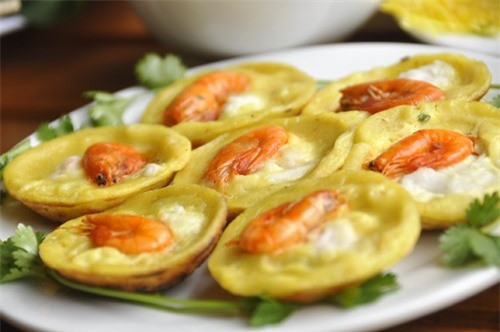 Bánh khọt (Vũng Tàu): Bánh khọt là món ăn đặc sản của Vũng Tàu. Có hai cách giải thích tên gọi của món ăn. Một xuất phát từ âm thanh khọt khọt vang lên khi người ta cho bột vào chảo. Hai là ngày xưa người dân nghèo chỉ có tiền làm món bánh toàn bột. Gọi lâu chệch thành khọt.