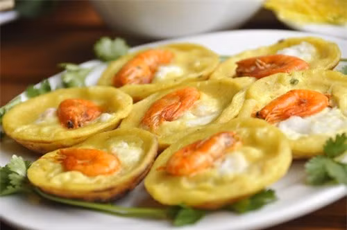 Bánh khọt (Vũng Tàu): Bánh khọt là món ăn đặc sản của Vũng Tàu. Có hai cách giải thích tên gọi của món ăn. Một xuất phát từ âm thanh khọt khọt vang lên khi người ta cho bột vào chảo. Hai là ngày xưa người dân nghèo chỉ có tiền làm món bánh toàn bột. Gọi lâu chệch thành khọt.