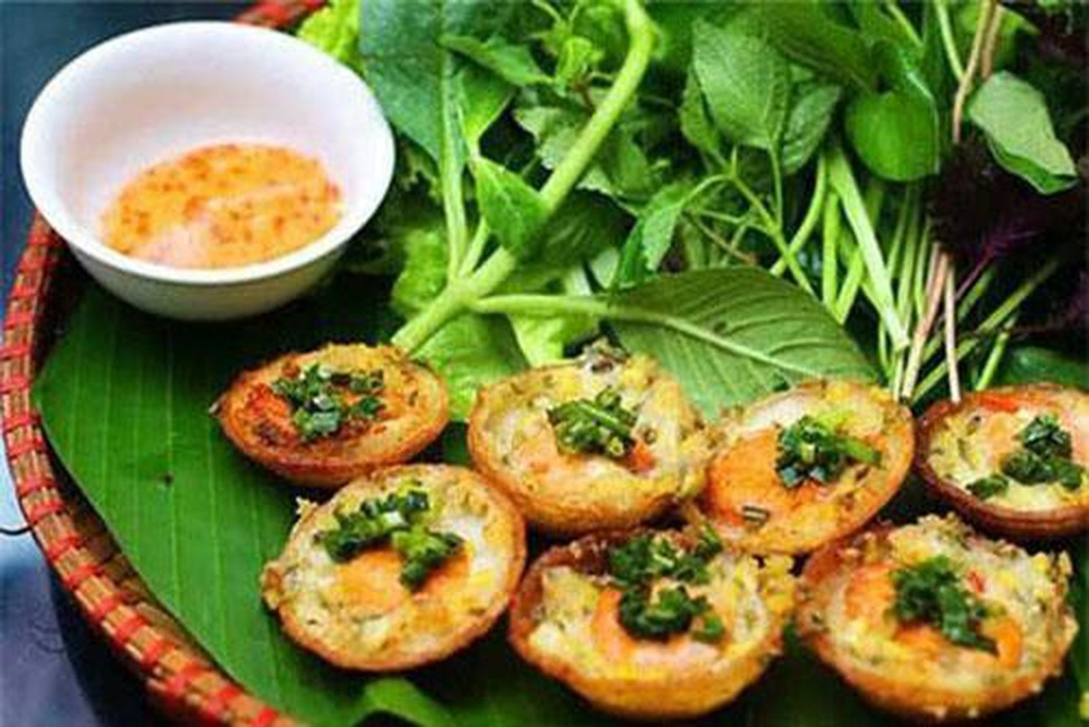 Bánh khọt chỉ nhỉnh hơn lòng bàn tay với phần nhân là con tôm đỏ au, cùng ít mỡ hành, rau hẹ đưa hương. Thuộc dòng món cuốn, bánh khọt có thể ăn vào bất kỳ thời gian nào trong năm nhưng ngon nhất là khi trời mưa.