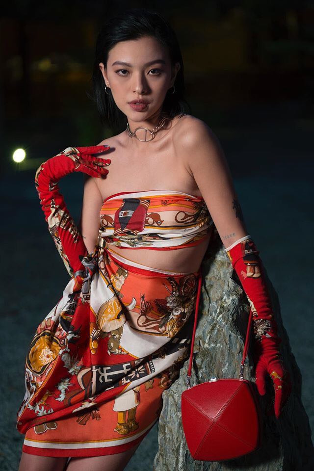 Tú Hảo mạnh dạn lăng xê phong cách thời trang dùng khăn cuốn thành áo váy tôn lên nét đẹp cơ thể.