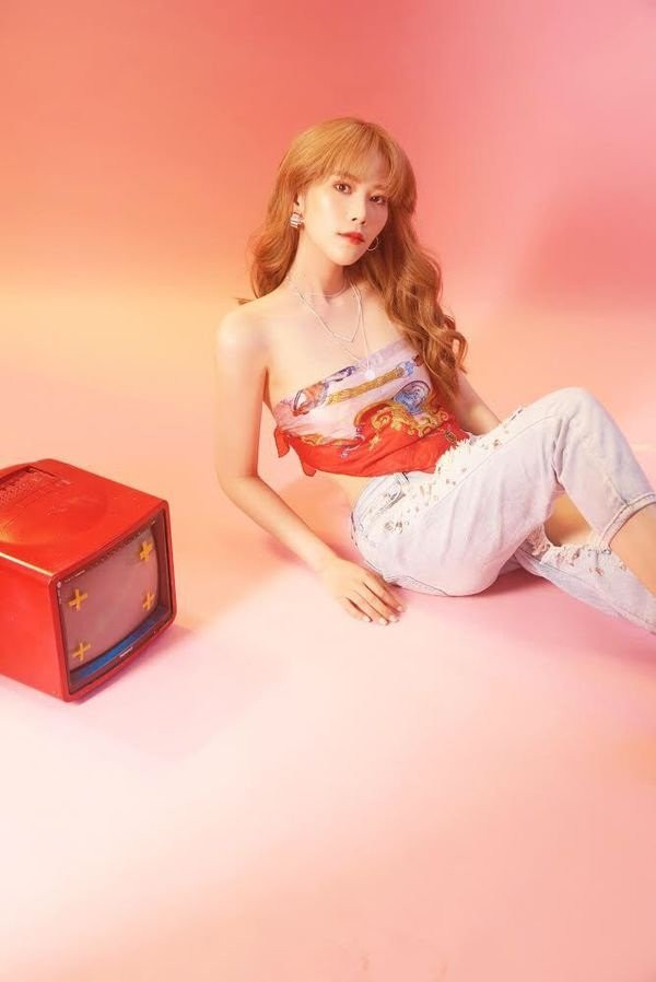 Nam Em cũng nhanh chóng bắt kịp theo xu hướng khi buộc khăn làm áo phối cùng quần jeans năng động