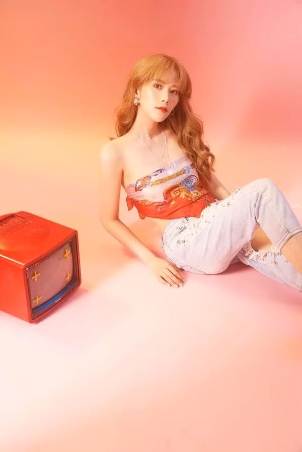 Nam Em cũng nhanh chóng bắt kịp theo xu hướng khi buộc khăn làm áo phối cùng quần jeans năng động