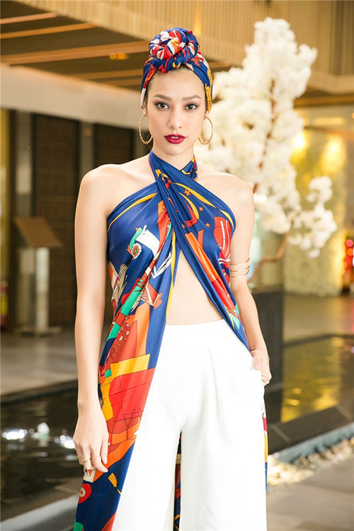 Người đẹp Lily Nguyễn cũng gây ấn tượng với mốt khăn pha áo này.