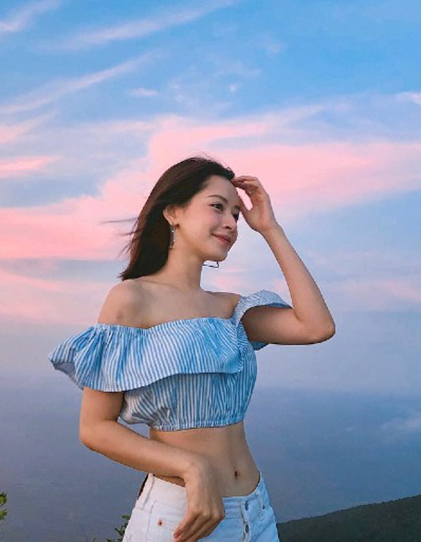 Với lợi thế eo nhỏ nhắn, ca sĩ Chi Pu dễ dàng gây ấn tượng khi mặc các trang phục lộ vòng 2. Chính vì vậy, các kiểu áo croptop khoe vòng eo gợi cảm trở thành món đồ ưa thích trong tủ đồ của Chi Pu.