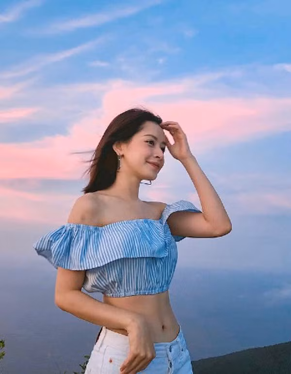 Với lợi thế eo nhỏ nhắn, ca sĩ Chi Pu dễ dàng gây ấn tượng khi mặc các trang phục lộ vòng 2. Chính vì vậy, các kiểu áo croptop khoe vòng eo gợi cảm trở thành món đồ ưa thích trong tủ đồ của Chi Pu.