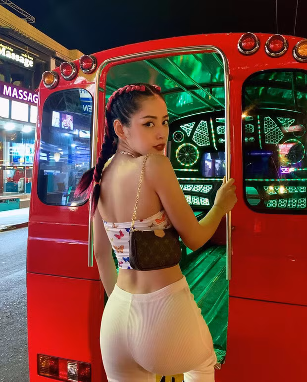 Nữ ca sĩ diện crop top ngắn một gang tay khéo khoe vòng 1 gợi cảm và vòng 2 thon gọn đáng ngưỡng mộ.