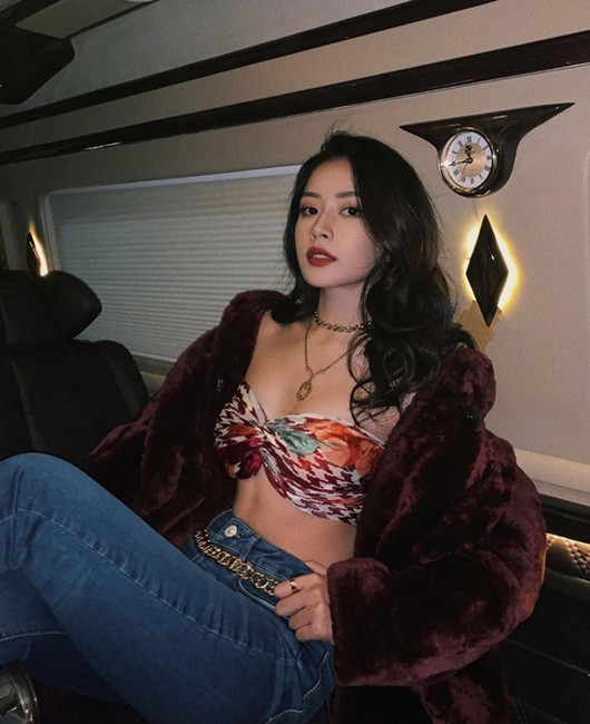 Chi Pu diện áo crop top ngắn chẳng tày gang, nhưng cô mix áo cùng quần jeans khỏe khỏe khéo tôn eo thon nhỏ nhắn.