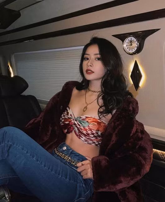 Chi Pu diện áo crop top ngắn chẳng tày gang, nhưng cô mix áo cùng quần jeans khỏe khỏe khéo tôn eo thon nhỏ nhắn.