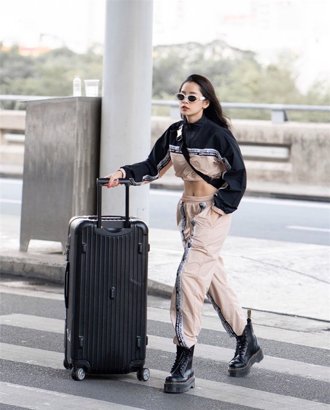 Phong cách sân bay ấn tượng của Chi Pu.