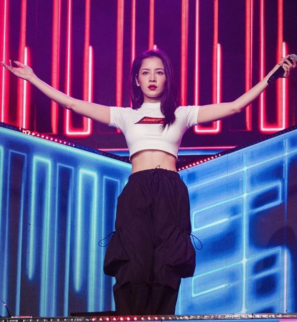 Chi Pu từng xuất hiện trên sân khấu với chiếc áo phông đơn giản nhưng hở eo gợi cảm. Cô mặc cùng quần hộp mang lại vẻ ngoài khỏe khoắn, cá tính.