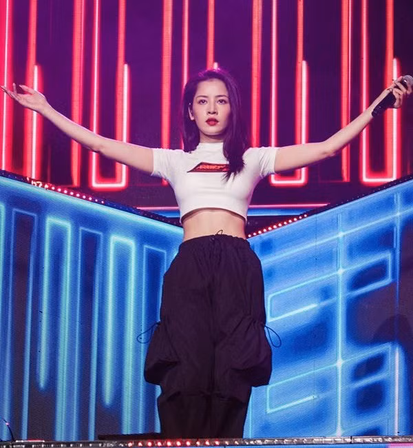 Chi Pu từng xuất hiện trên sân khấu với chiếc áo phông đơn giản nhưng hở eo gợi cảm. Cô mặc cùng quần hộp mang lại vẻ ngoài khỏe khoắn, cá tính.