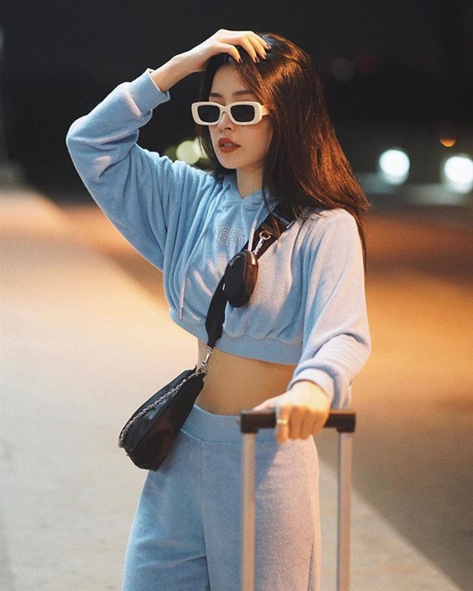 Dù diện đồ năng động ra sân bay, Chi Pu cũng không quên chọn áo crop-top để khoe được vòng eo nhỏ nhắn, đáng ngưỡng mộ.