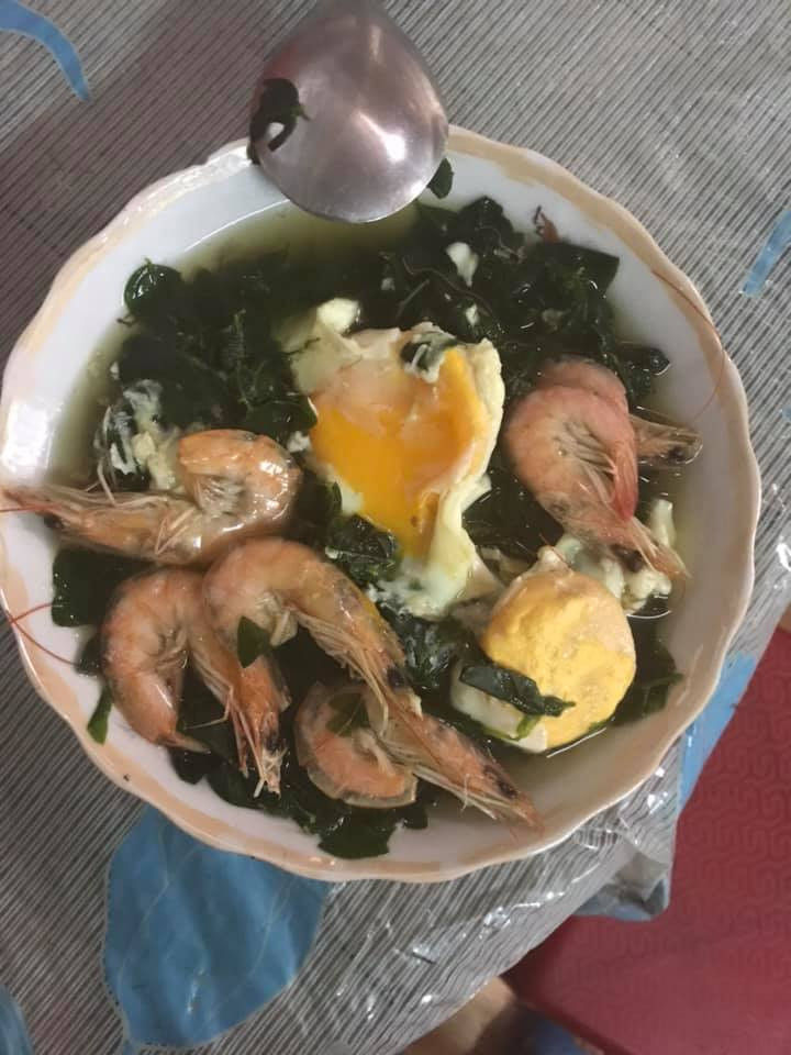 Món canh rau ngót nấu cùng tôm trứng có lẽ dành cho những ai đang mắc "táo bón".