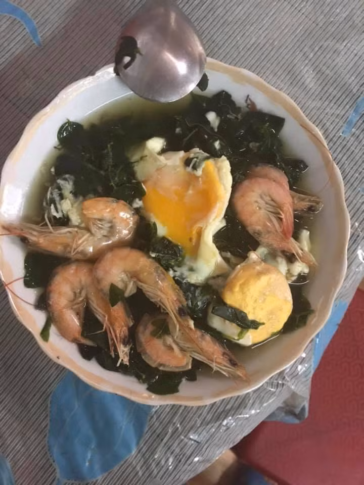 Món canh rau ngót nấu cùng tôm trứng có lẽ dành cho những ai đang mắc "táo bón".