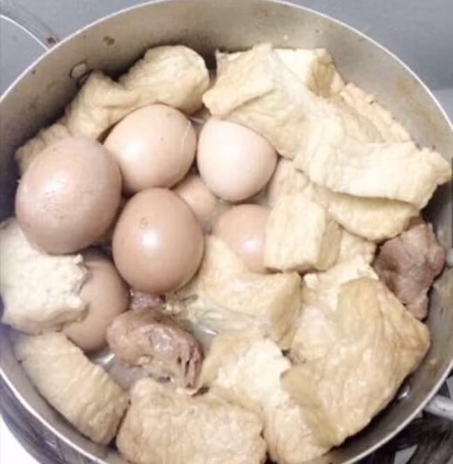 Món thịt kho trứng quên bóc vỏ.