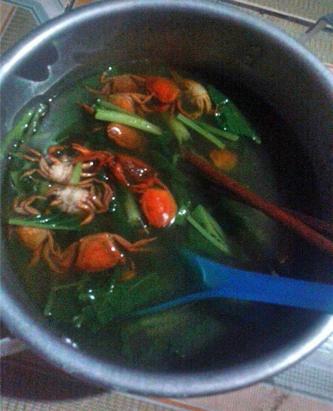 Không hiểu người nào đã nghĩ ra món ăn dở tệ như canh cua nguyên con.