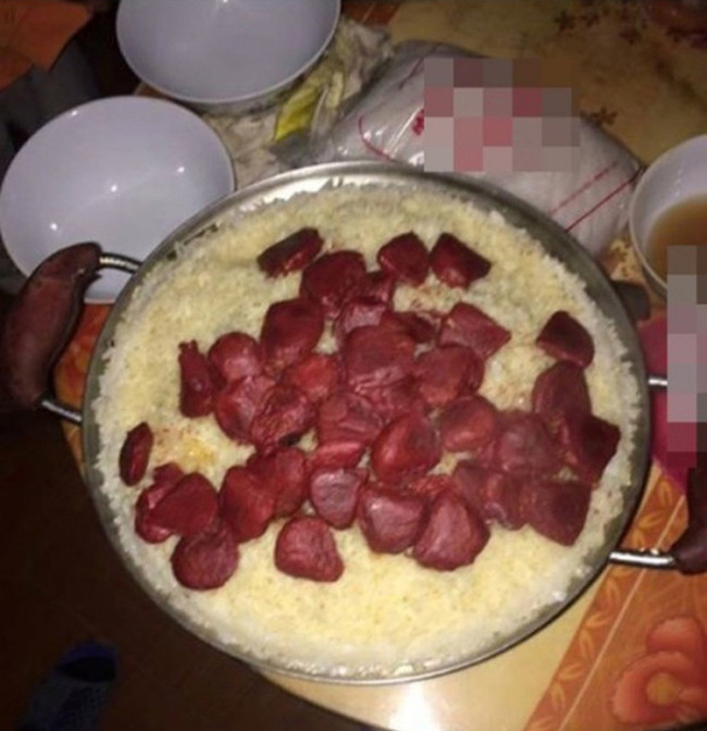 Món xôi gấc khác người xôi một đằng gấc một nẻo.