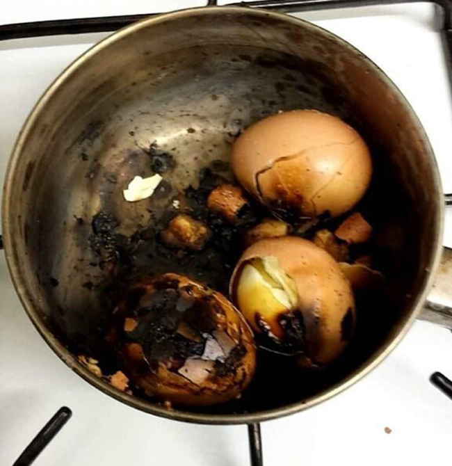 Có lẽ phải "mất não" lắm thì mới có được món trứng luộc đen sì này.