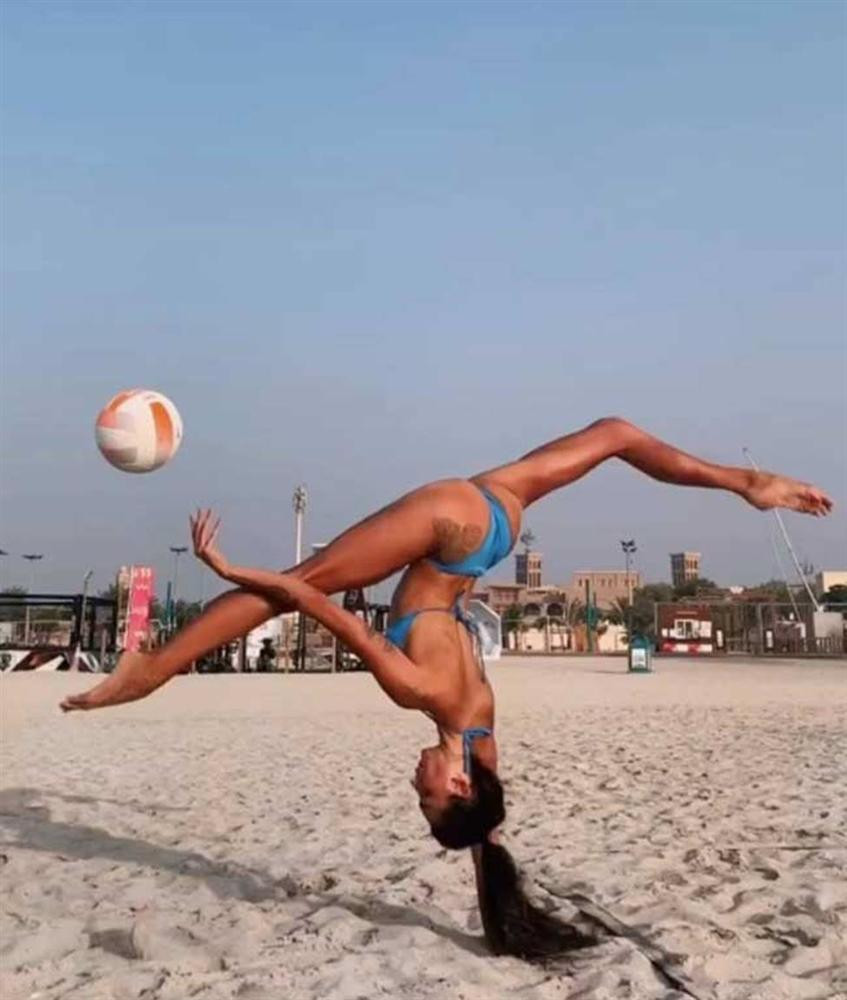 Không chỉ giãn cơ, cô nàng 25 tuổi vẫn tập yoga và các môn thể dục khác đều đặn.