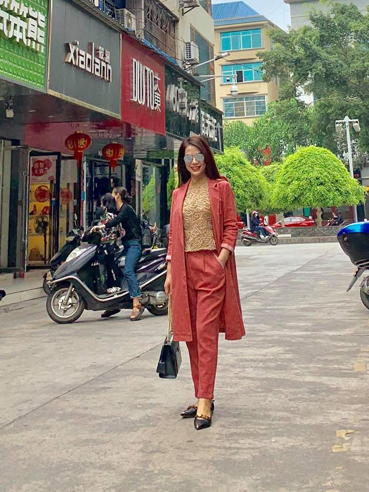 Xuống phố, chị cũng phối đồ thanh lịch, sành điệu. Ảnh: FBNV. Video "Minh Hằng chia sẻ về phong cách thời trang". Nguồn: VTC.