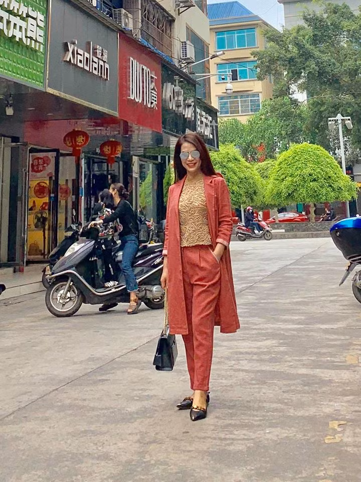 Xuống phố, chị cũng phối đồ thanh lịch, sành điệu. Ảnh: FBNV. Video "Minh Hằng chia sẻ về phong cách thời trang". Nguồn: VTC.