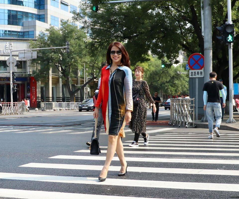 Dù đã trải qua một đời chồng nhưng Ý Lan vẫn giữ được vóc dáng trẻ trung và cách ăn mặc đẳng cấp.