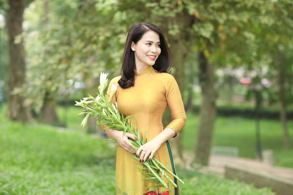 Người đẹp diện áo dài rất nền nã và duyên dáng.