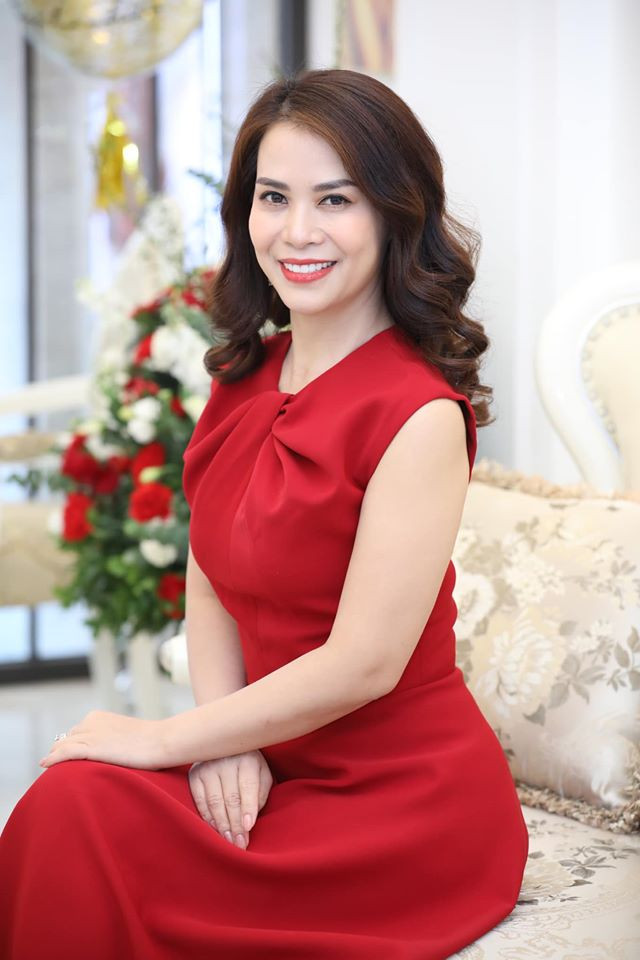 Tình mới của nghệ sĩ Chí Trung sở hữu gu ăn mặc sành điệu, thanh lịch.