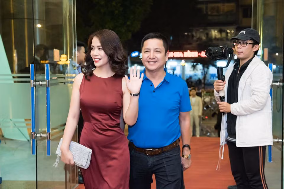 Mới đây, thông tin nghệ sĩ Chí Trung ly hôn Ngọc Huyền gây xôn xao dư luận. Sau khi “đường ai nấy đi” với vợ cũ, nam diễn viên hẹn hò với tình mới là Á hậu doanh nhân Ý Lan.