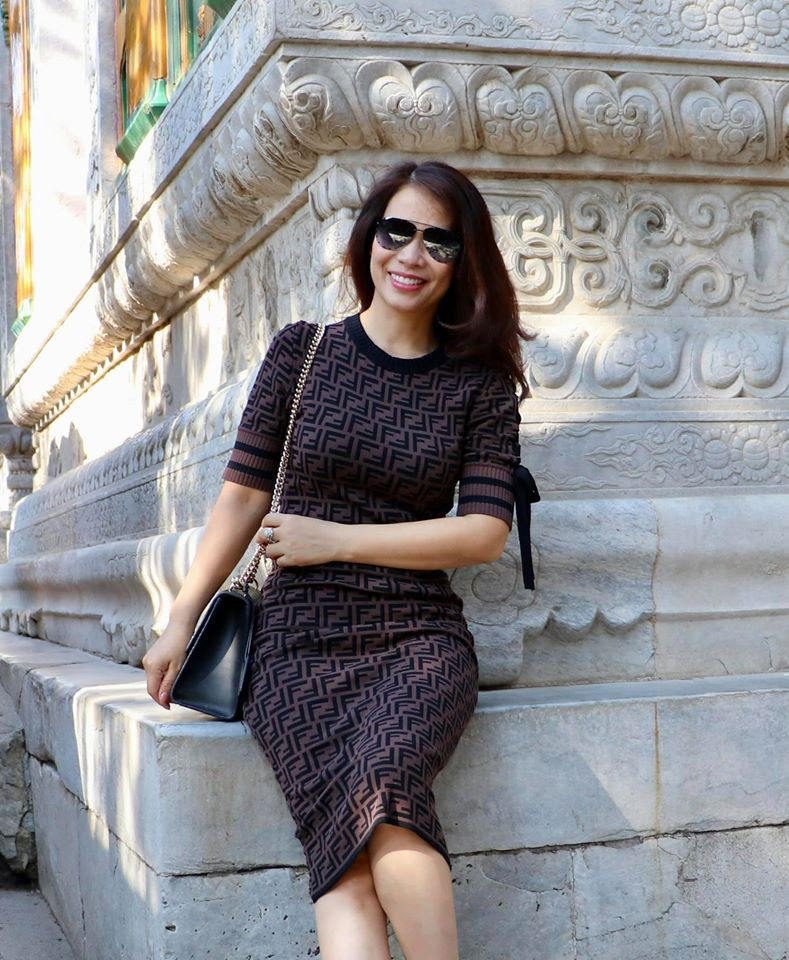 Chiếc đầm ôm sát giúp tôn lên vóc dáng đồng hồ cát của nữ doanh nhân.