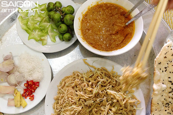 So với những nơi khác ăn gỏi cá với nước mắm thì tại Ninh Bình chúng ta ăn gỏi cá với chẻo nhệch, đây chính là bí quyết tạo sự khác biệt cho món gỏi cá nhệch Kim Sơn với món chẻo nhệch được làm từ xương cá rán giòn, giã nhuyễn trộn với thịt ba chỉ, mẻ chua, trứng gà cùng các loại gia vị khác.