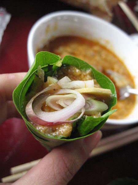 Món gỏi cá nhệch Ninh Bình cũng có cách ăn đặc biệt khác ăn với những nơi khác. Khi ăn, thực khách cần lấy lá ổi bánh tẻ hay lá sung làm vỏ đựng, sau đó lần lượt xếp lá bọc cách, lá mơ, lá mùi tau, húng quế, rau má, đinh lăng, bạc hà… lên rồi cuốn thành phễu, sau đó nhồi gỏi nhệch vào giữa, tưới nước chẻo nhệch lên trên, cuối cùng rắc riềng, hành khô, ớt thái lát mỏng lên trên cùng để thưởng thức. Ảnh: Internet. Video "Chế biến món ngon từ nấm đông cô". Nguồn: VTC.