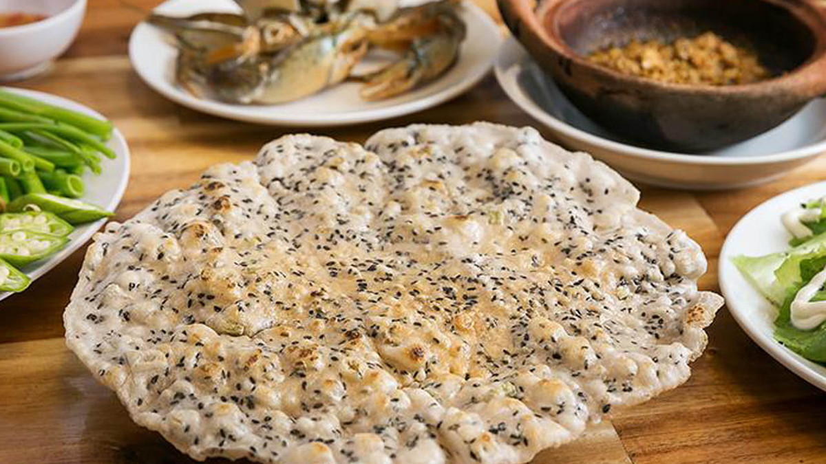 Bánh tráng nước dừa: Không chỉ là một món quà lý tưởng khi du lịch Quy Nhơn, bánh tráng nước dừa cũng được đa số người dân nơi đây ưa chuộng mua về thưởng thức trong gia đình. Bánh tương tự như chiếc bánh đa ở Hà Nội hay bánh tráng trong miền Nam, các bạn có thể mua sống mang về tặng, tới khi ăn người ta chỉ cần đem nướng lên để có mẻ bánh thơm ngon.