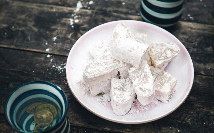 Bánh hồng có màu trắng sữa đục của nếp và đường, cũng có thể có màu hồng, màu xanh tùy vào ý thích và nhu cầu sử dụng. Loại bánh hấp dẫn này được làm từ gạo nếp ngon, nếp chín thơm nên có độ dẻo mềm. Bên ngoài có phủ một lớp bột mịn để bánh không bị dính.