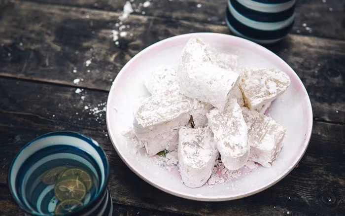 Bánh hồng có màu trắng sữa đục của nếp và đường, cũng có thể có màu hồng, màu xanh tùy vào ý thích và nhu cầu sử dụng. Loại bánh hấp dẫn này được làm từ gạo nếp ngon, nếp chín thơm nên có độ dẻo mềm. Bên ngoài có phủ một lớp bột mịn để bánh không bị dính.