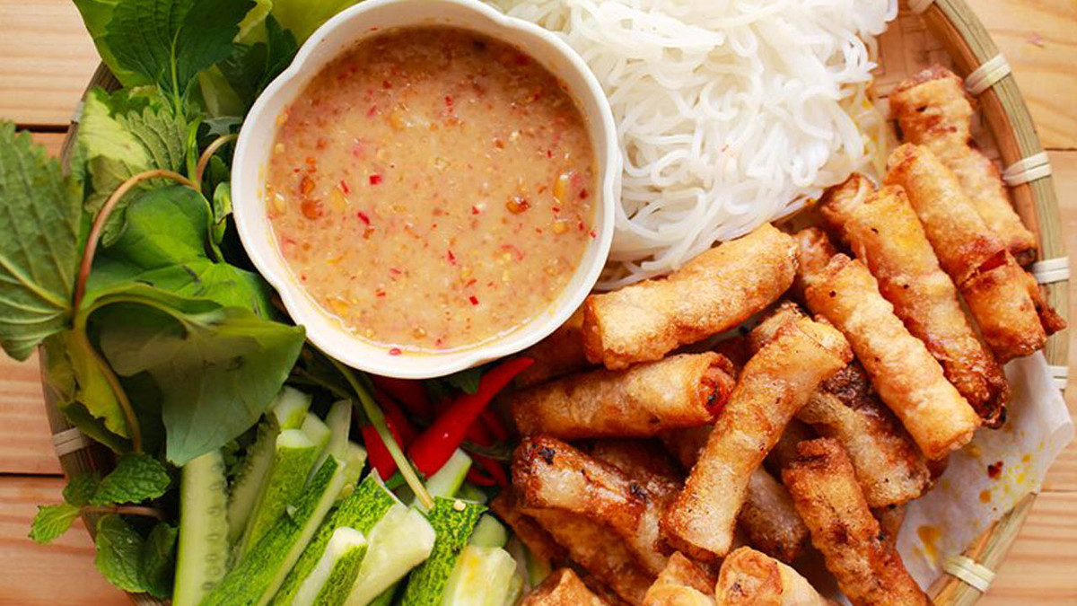 Danh sách đặc sản Quy Nhơn làm quà không thể thiếu món chả ram tôm đất ngon khó quên. Món ăn này xuất hiện dày đặc tại những dịp đặc biệt, trong các nhà hàng đặc sản cho tới những quán cóc vỉa hè. Sự giòn tan của lớp bánh tráng bên ngoài chín tới, không cháy xém và hương thơm béo ngậy, vàng ươm, ngọt ngào của tôm và thịt mỡ khiến bạn dễ bị “nghiền”.