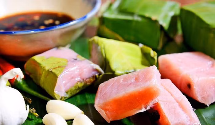 Nem chua chợ huyện: Đã bao giờ bạn nghe món nem chua chợ huyện nức tiếng nên mua về làm quà khi du lịch Quy Nhơn. Nem chua được gói bằng lá ổi để lên men, bên ngoài bọc lá chuối. Khi ăn trực tiếp có vị chua, dai còn khi nướng lên lại rất thơm mùi lá ổi. 