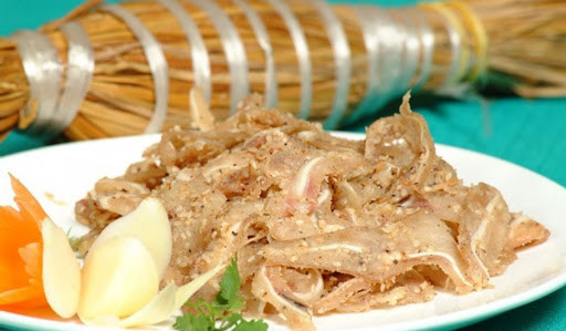 Tré là một loại món ăn gần giống với các loại nem bì miền bắc nhưng lại được thay thế bằng nhiều loại nguyên liệu khác nhau như: tai heo, lỗ mũi heo, da heo hoặc có thể là thịt ba chỉ.