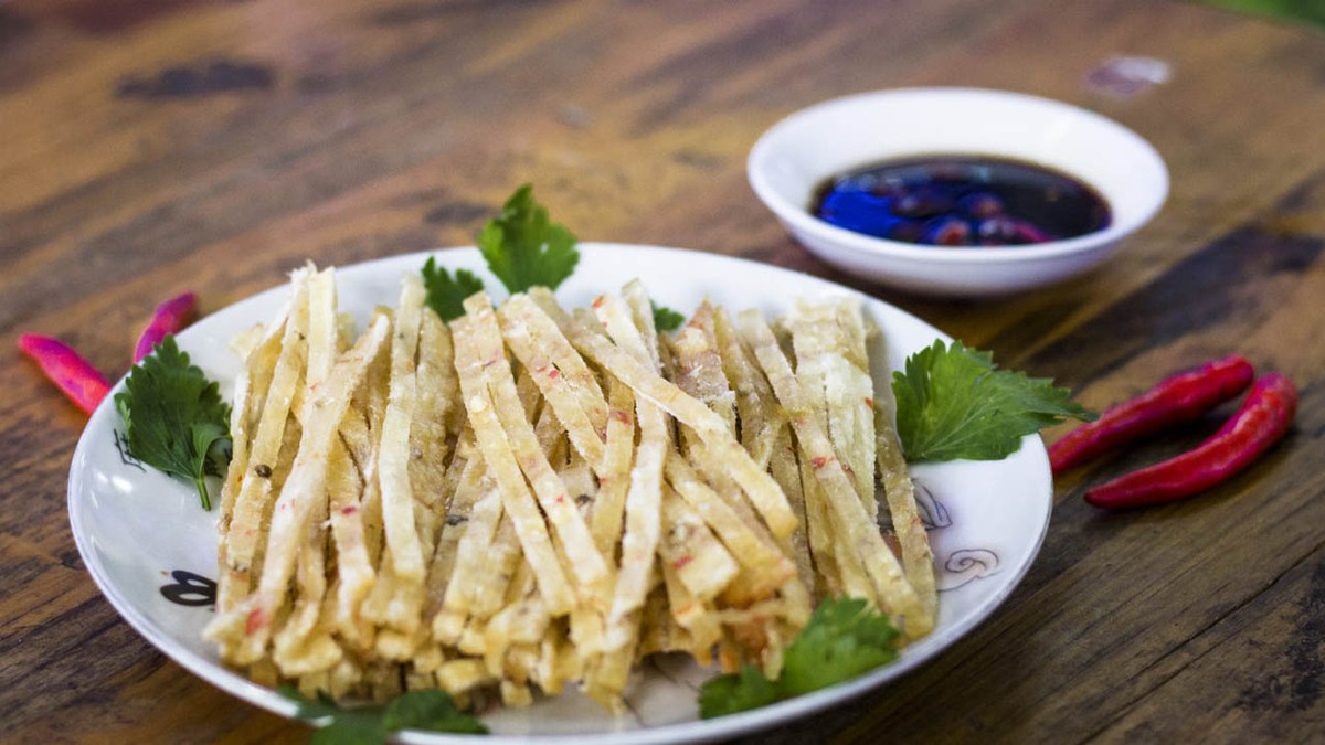 Khô cá thiều: Khô cá thiều được chế biến với sợi màu vàng, dài, tẩm gia vị chính là nước mắm nhĩ thơm ngon, nguyên chất và tiêu. Khi nếm món khô cá thiều, bạn sẽ cảm nhận được chút mặn, chút ngọt và cay nồng nơi sống mũi của tiêu. Ảnh: Internet. Mời độc giả theo dõi video "Đặc sản thịt chua Thanh Sơn Phú Thọ". Nguồn: VTC.