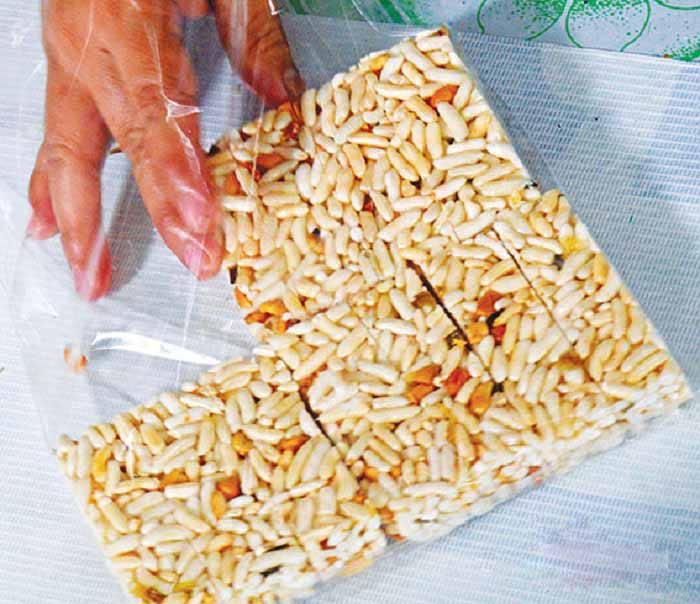 Bánh cốm nếp dẻo: Bánh có vị gừng, loại ít nếp sẽ xốp còn nhiều nếp sẽ dẻo hơn, một cách thưởng thức chuẩn vị là nhâm nhi với tách trà.