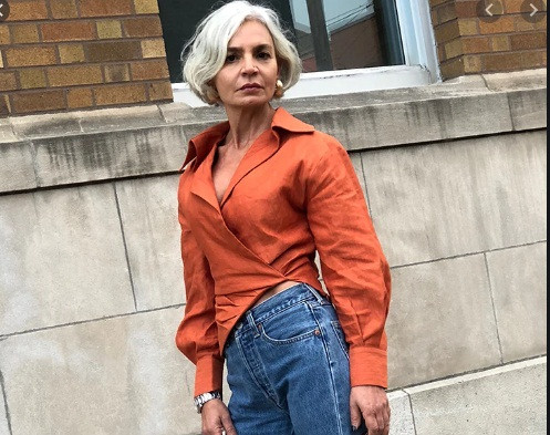 Ngoài ra, nữ người mẫu 56 tuổi cũng thường dùng thanh lăn ngọc bích để massage da, kích thích tuần hoàn máu và tăng độ đàn hồi. Bà Grece dùng con lăn ngọc bích rất thường xuyên, nhất là vào mùa Hè bà thường để trong ngăn mát tủ lạnh sau đó lăn lên da, việc này giúp da giảm sưng viêm phù nề rất hiệu quả.