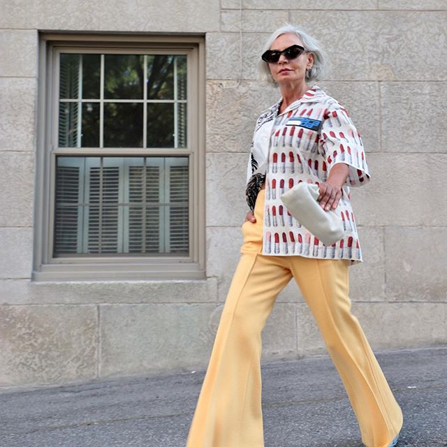 Chia sẻ về bí quyết làm đẹp, Grece cho biết, bà duy trì thói quen uống hai cốc nước ấm ngay sau khi thức dậy suốt mấy chục năm nay. Đôi lúc, bà thêm vài lát chanh, gừng tươi và một chút muối ớt để đào thải độc tố, thanh lọc cơ thể. Thói quen này cũng giúp làn da luôn mịn màng nhờ được bổ sung độ ẩm đầy đủ.