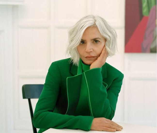 Không giống như hầu hết những người chọn nhuộm tóc hay loại bỏ ngay những sợi tóc bạc ấy, bà Grece lại giữ nó như một điểm nhấn đặc biệt của mình. "Đi bộ trên phố, bạn sẽ rất khó tìm thấy một gương mặt trẻ với mái tóc bạc trắng. Điều này khiến vẻ ngoài và mái tóc của tôi trở nên độc lạ. Mái tóc bạc giúp tôi tự do thử nghiệm những phong cách mới mà không cần lo ngại bất kỳ điều gì", bà chia sẻ thêm.